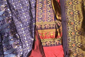 La seta in Thailandia: tra colori sgargianti e bachi bolliti